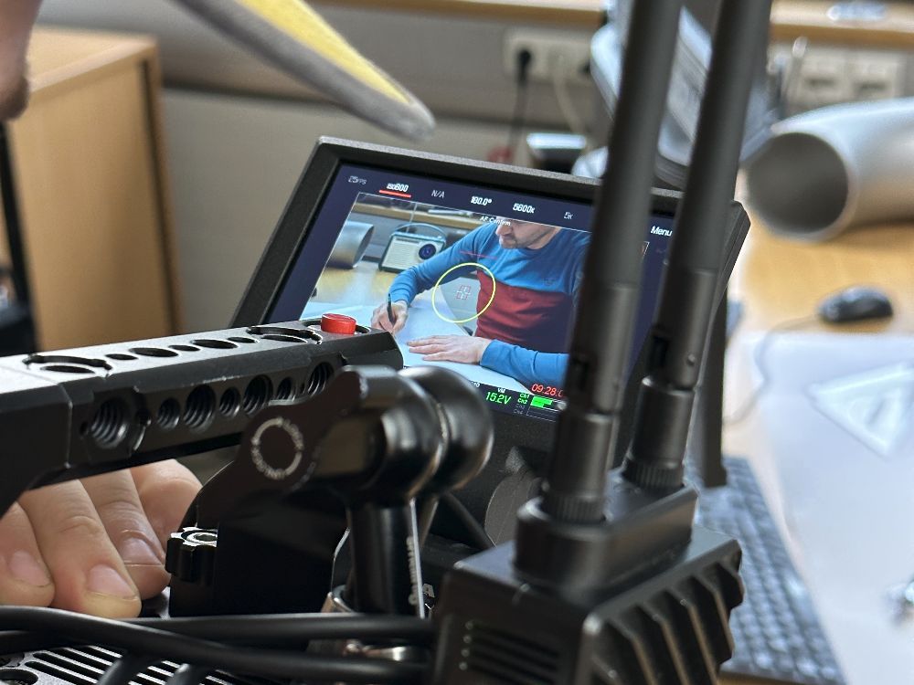 eine Filmkamera filmt für einen HR-Spot einen Technischen Zeichner beim zeichnen
