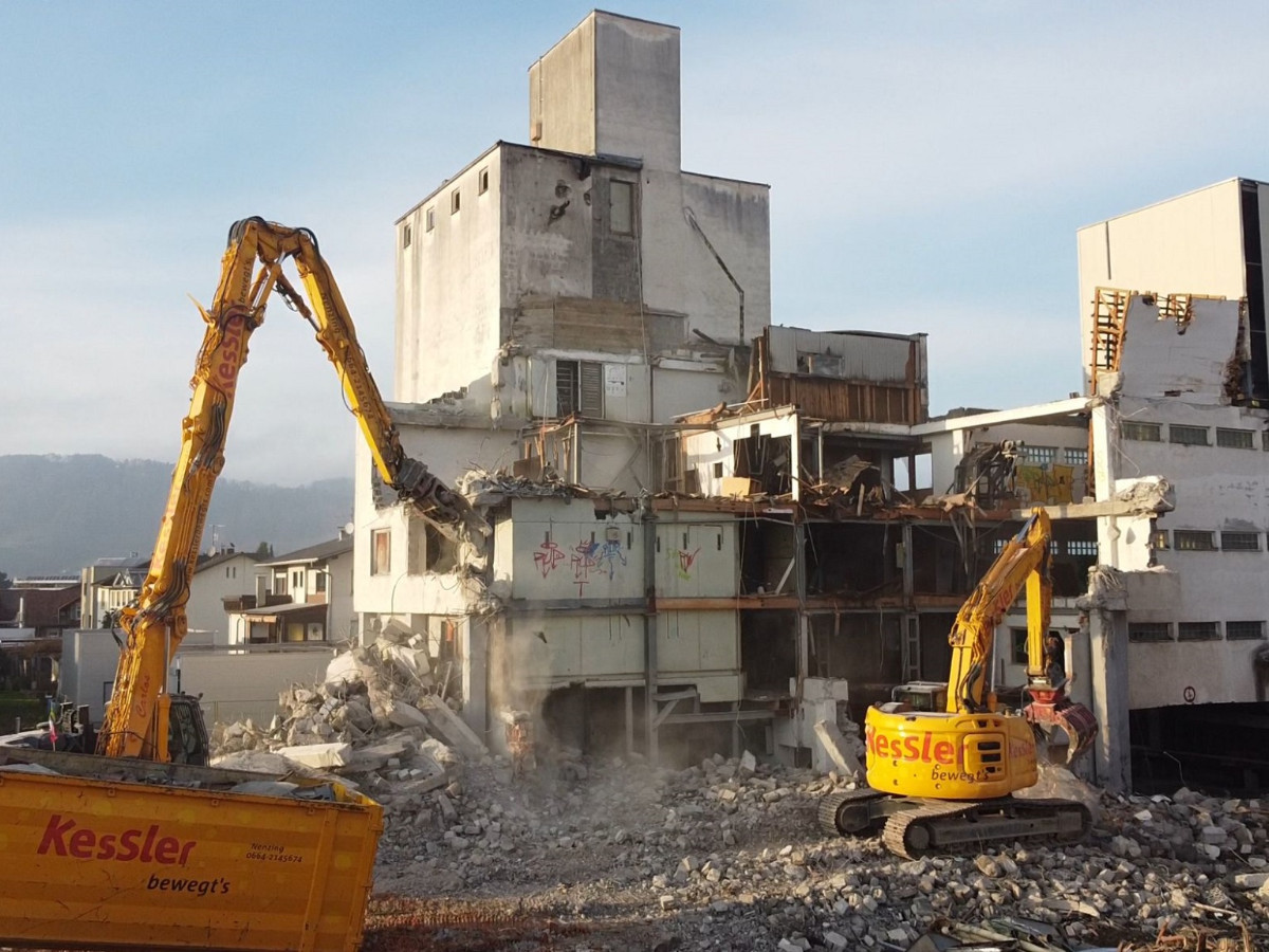 Bagger reißen die Hagenmühle ab