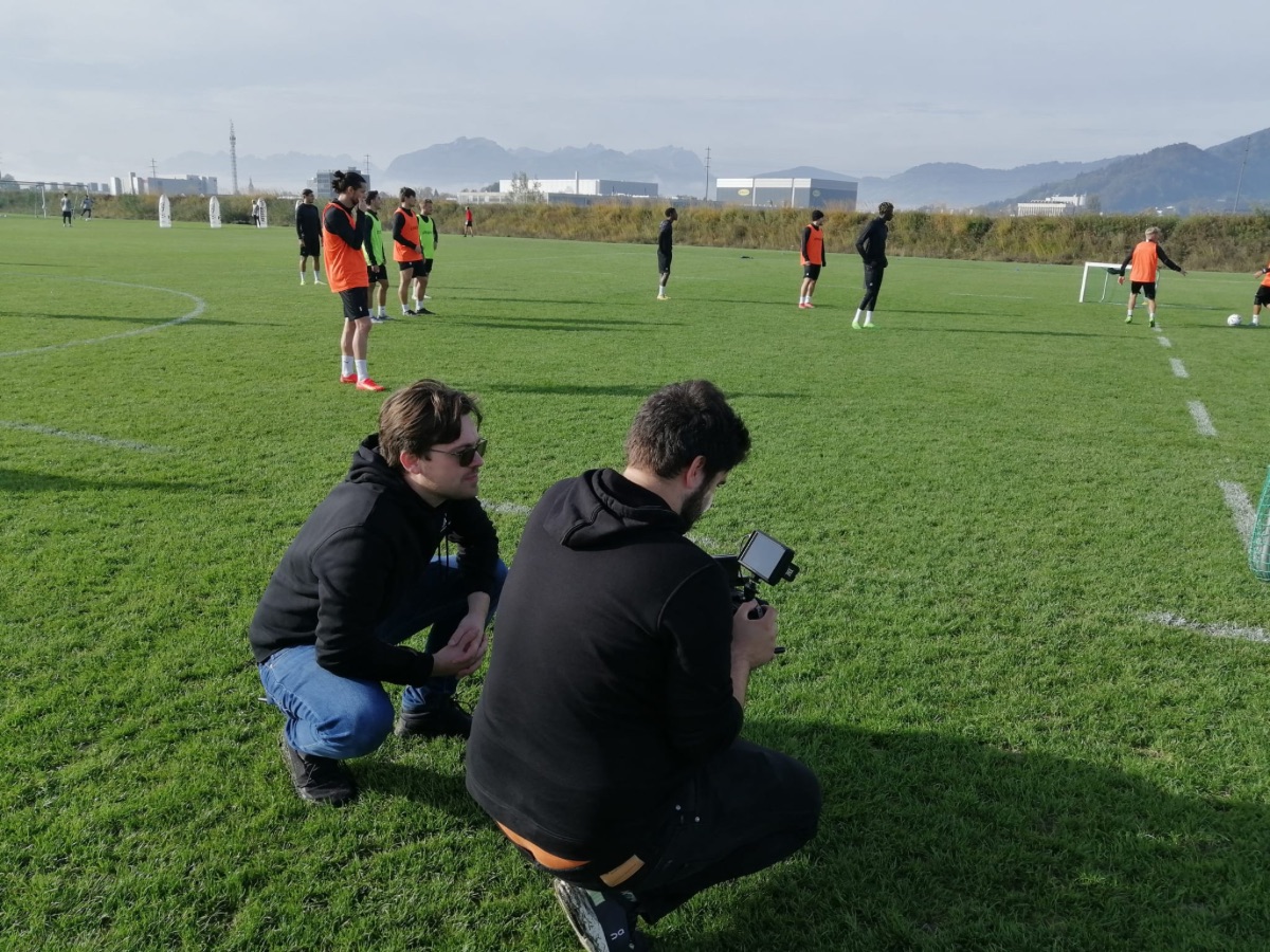 Jakob und David filmen Spieler beim Trainieren