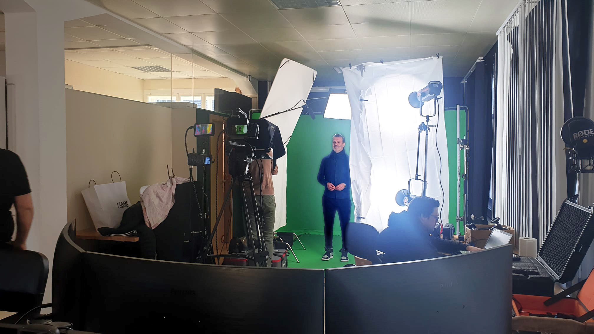 Eine Person wird im Greenscreen Studio beleuchtet