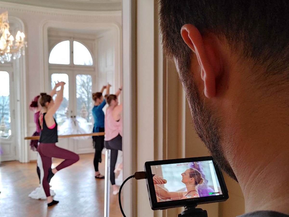 Ballerinas werden mit einer Kamera in der Villa Raczynski gefilmt