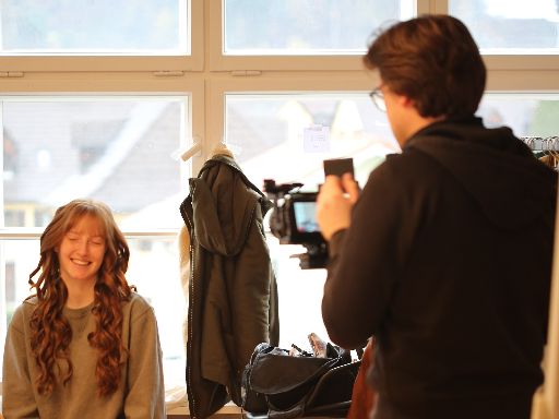 Jakob Mehrrath Filmt mit der Filmkamera das Weibliche Model