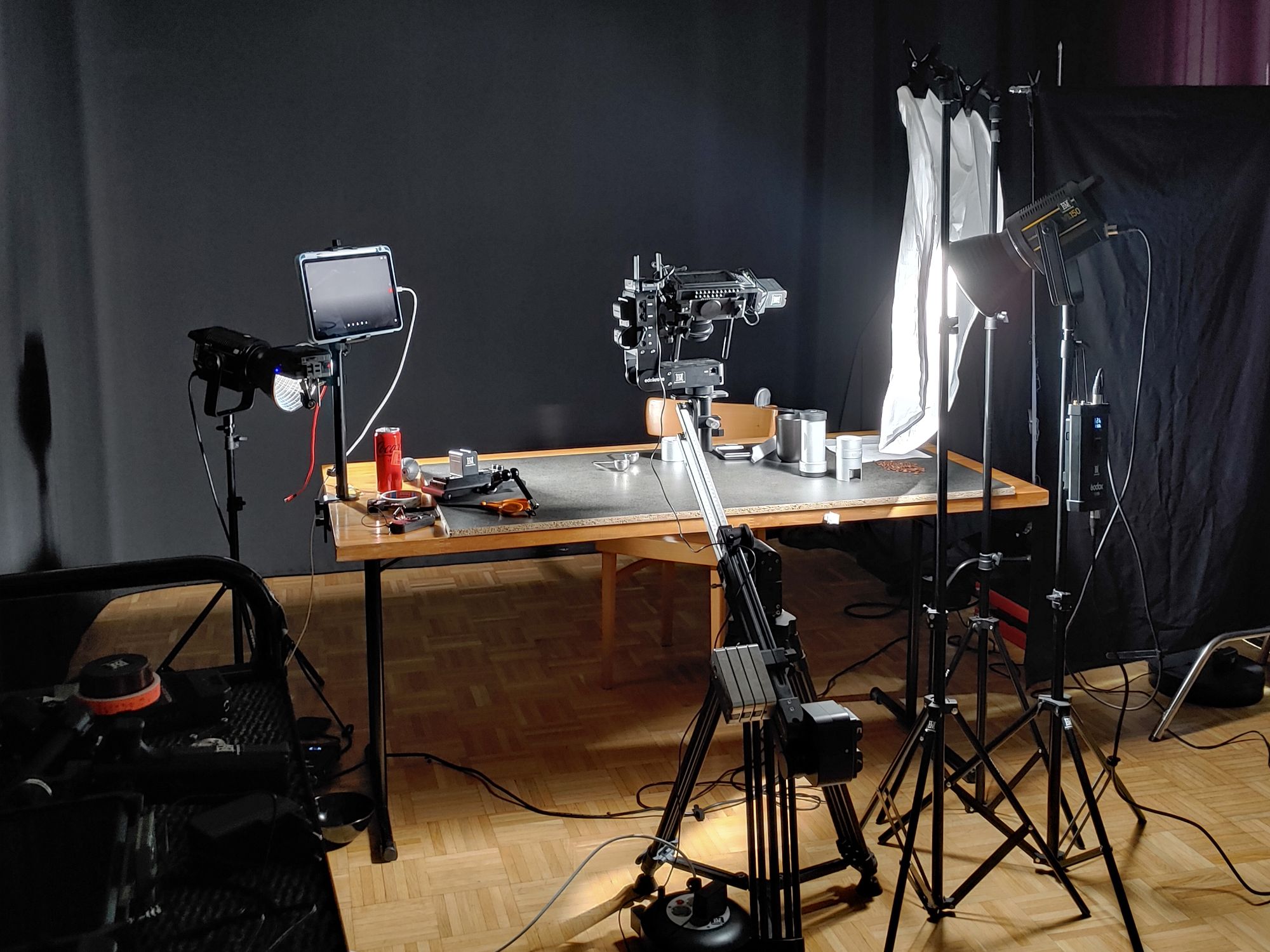 Kamerakran filmt die Produkte im Studio von D&J Productions