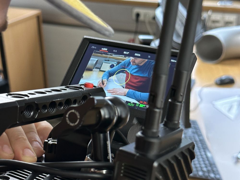 eine Filmkamera filmt für einen HR-Spot einen Technischen Zeichner beim zeichnen