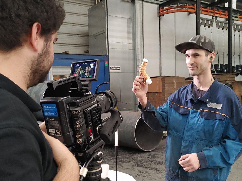 mit einer Filmkamera wird bei einem HR-Film eine Schaumrolle und ein Mitarbeiter gefilmt