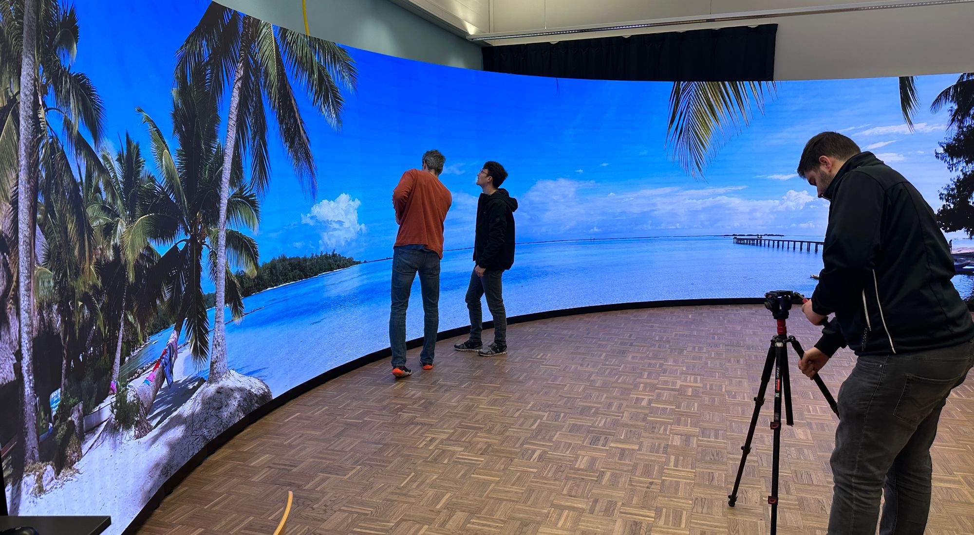 eine videovall wird mit einer kamera abgefilmt