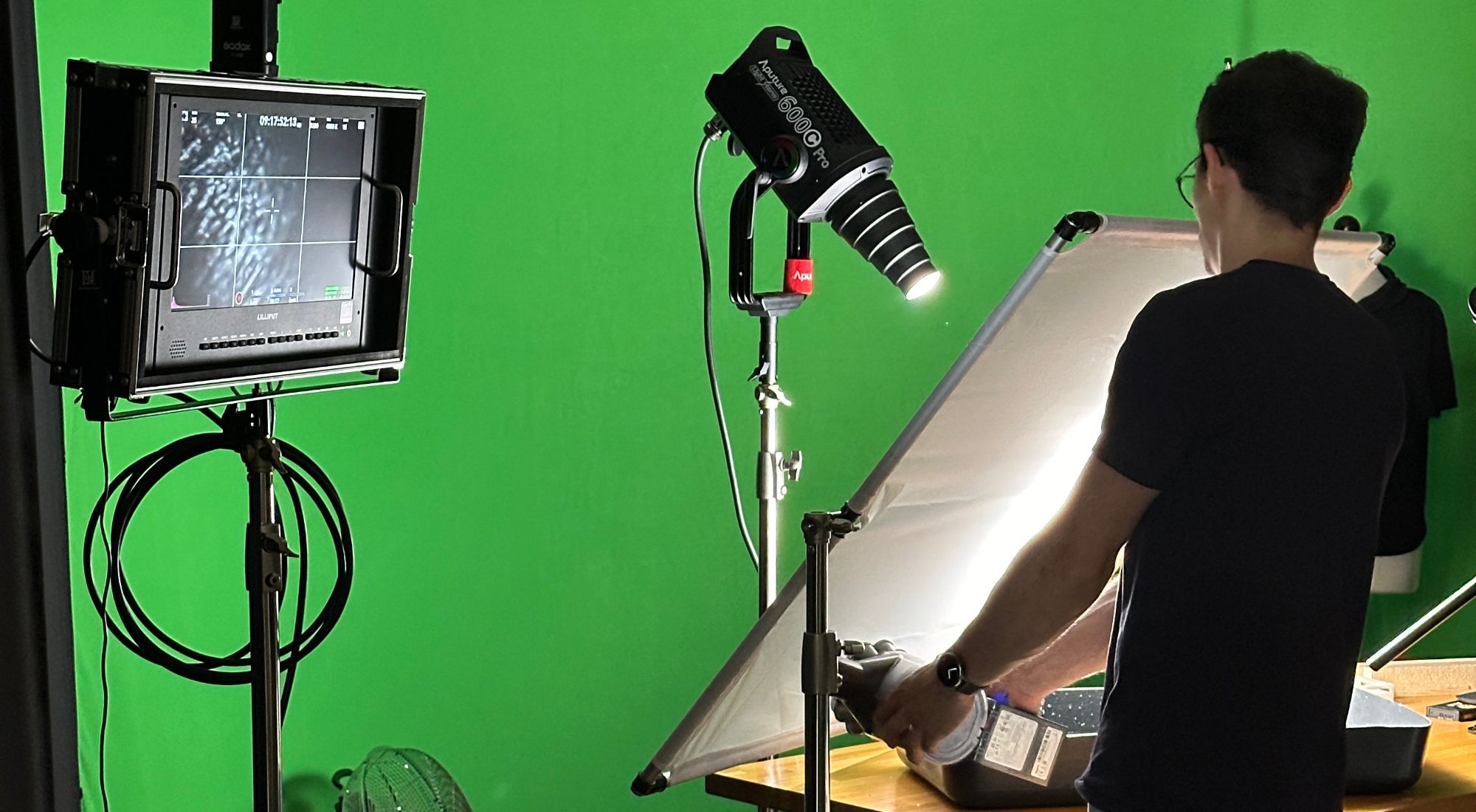 max  filmt produkte welche auf dem tisch stehen