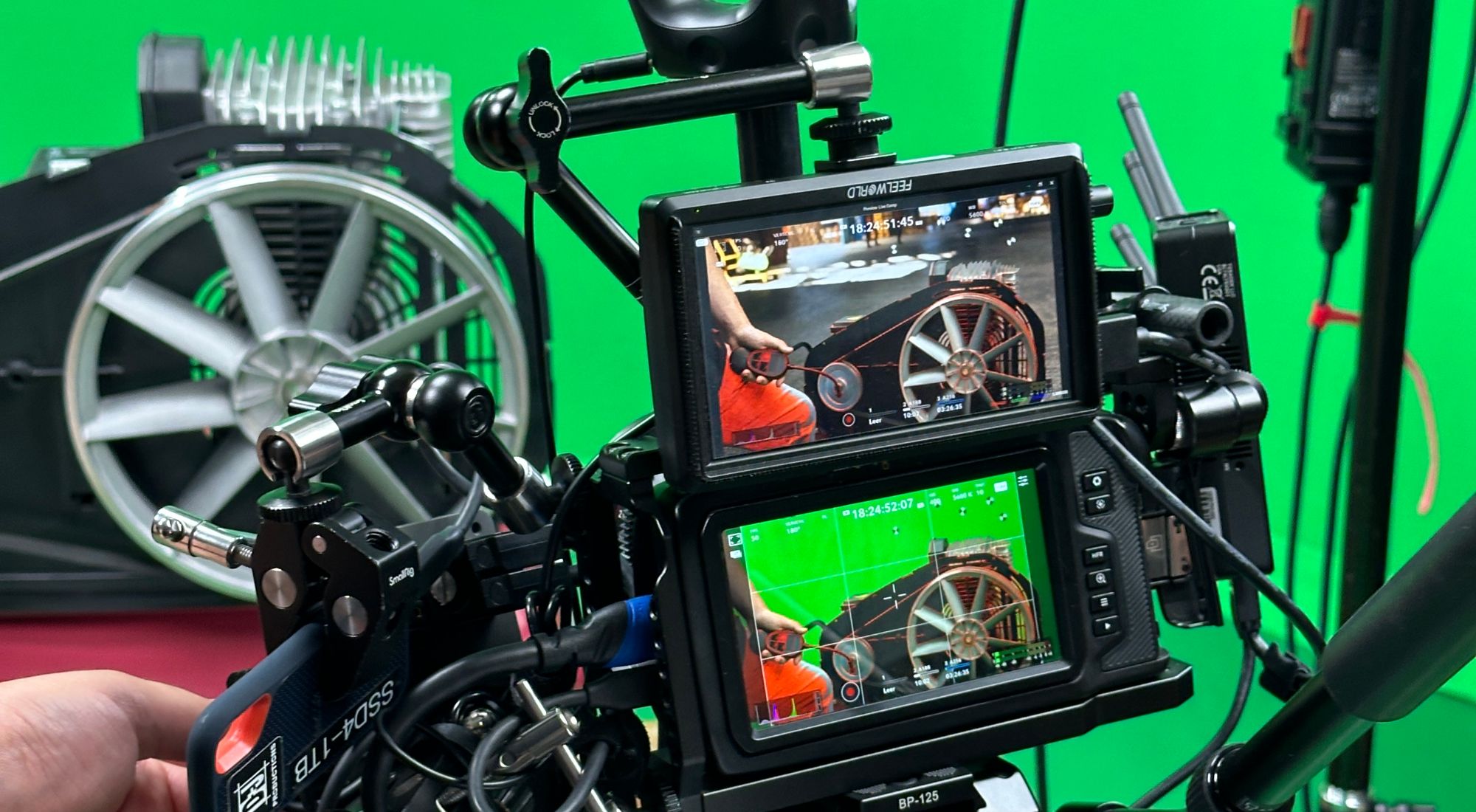 eine kamera filmt einen kompressor und es wird live das Bild in der unreal engine verarbeitet
