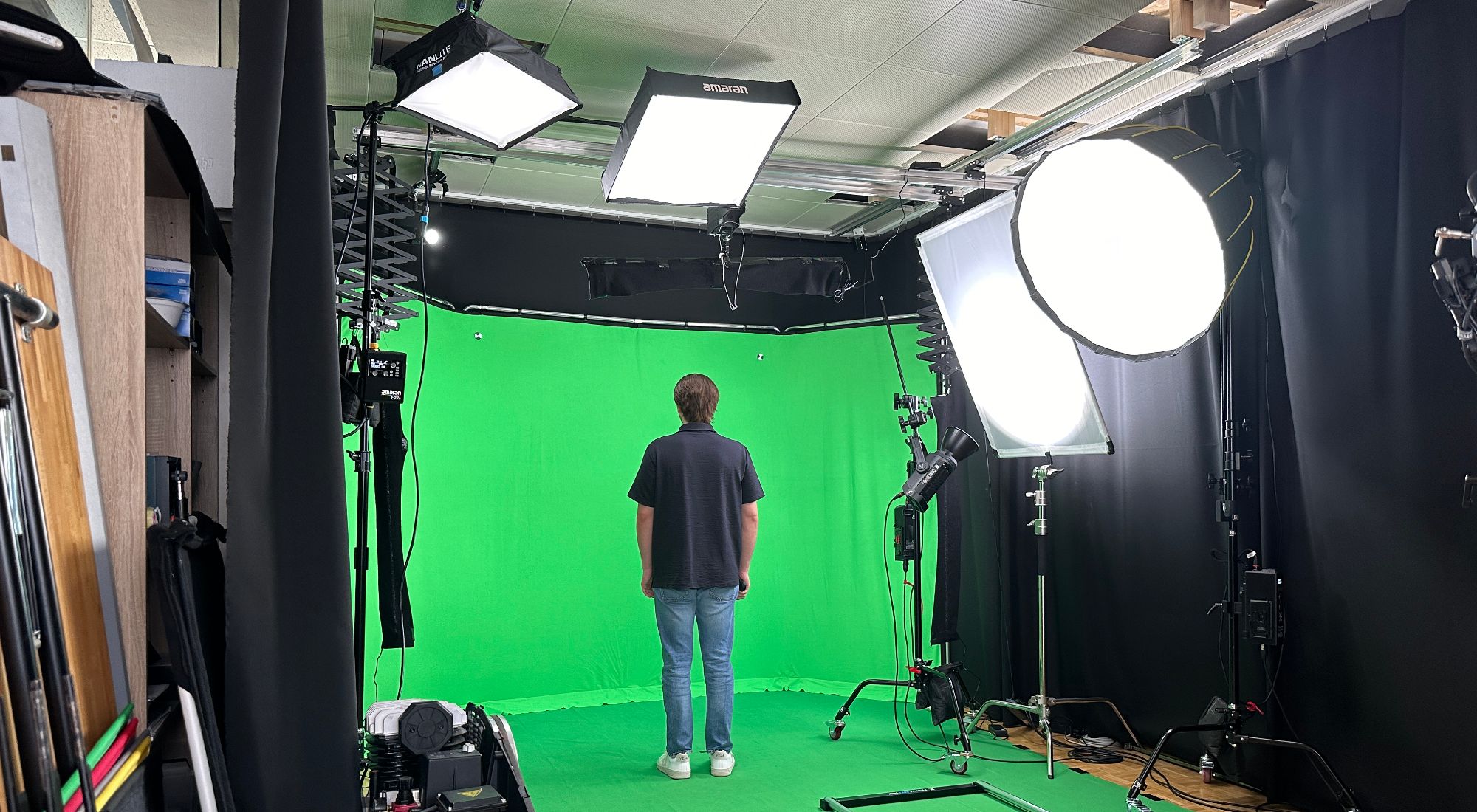 eine person wird vor dem greenscreen im studio gefilmt