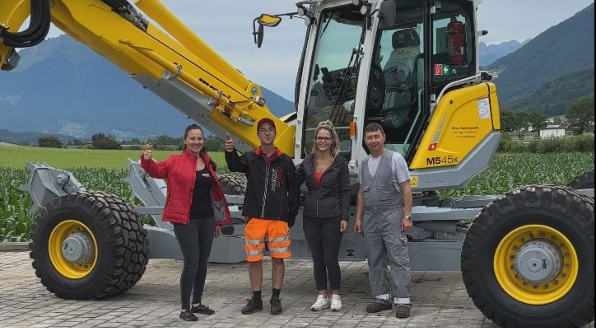 der bagger wurde gerade an den kunden übergeben